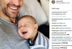 Il bambino ride nel sonno, il video è fantastico