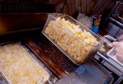 Puzza di fritto nel condominio, da oggi è reato