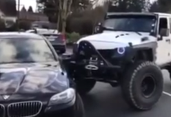 Auto parcheggiata male: il fuoristrada la sposta di peso