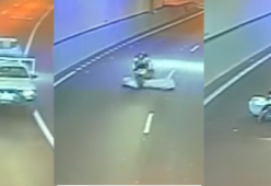 Materasso colpisce motociclista in corsa, tragedia scampata