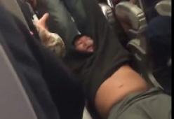 Cacciato di peso dall'aereo perché il volo era in overbooking, il video
