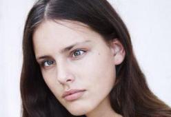 Modella strabica: Moffy rivoluziona la moda
