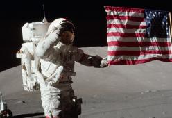 Le bandiere piantate sulla Luna stanno cadendo a pezzi