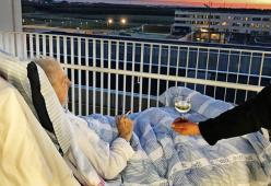 Ultimo desiderio del malato terminale: tramonto, sigaretta e vino