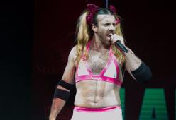 Ladybeard, da wrestler a cantante in reggiseno e mutandine