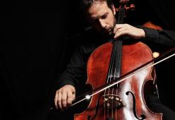 Cacciato dall'aereo per il violoncello, ma aveva il biglietto per lo strumento