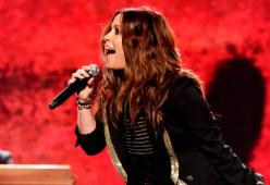 Alanis Morissette: il manager che la truffò le chiede scusa, ma lei non ci sta
