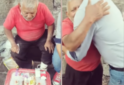 Video: acquista tutta la merce di un ambulante: lui, commosso, lo abbraccia
