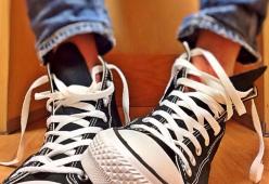 I nodi delle scarpe si slacciano di continuo? La scienza rivela il perché

