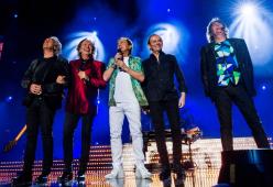 I Pooh regalano il loro tesoro di scena ai Palasport, l’unica cover band autorizzata