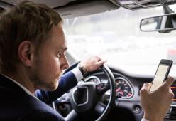Smartphone al volante: si rischia la patente