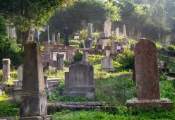 Foto hard al cimitero: tre persone denunciate a Firenze