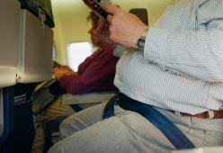 Denuncia la compagnia aerea per aver viaggiato accanto a un obeso: perde la causa