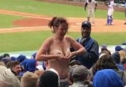 Tifosa si spoglia durante la partita di baseball: il video