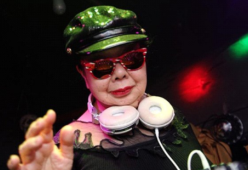 Dj Sumirock, l’82enne che domina le notti di Tokyo