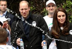 Gavettone al principe William, lui scoppia a ridere