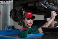 Raggirata continuamente dai meccanici, apre lei stessa un'officina "per donne"