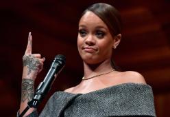 Rihanna accusata dai fan per i suoi post manipolati sulla Regina Elisabetta