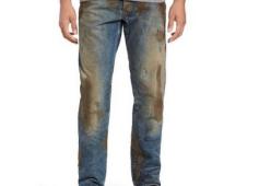 Jeans macchiati in vendita a 420 dollari: è polemica