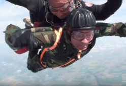 Si lancia col paracadute all’età di 96 anni, il video