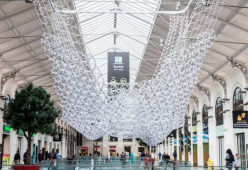Il primo lampadario fatto solo di penne è in Francia