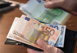 Perde portafoglio con 33mila euro. Gli viene restituito con tutta la somma