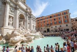 Ancora una turista semi nuda nella fontana di Trevi