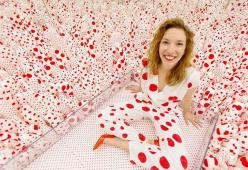 Ariel Adkins: la donna che "indossa" le opere d'arte