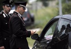 Modifica la targa dell'auto con un pennarello, ma la Polstrada se ne accorge

