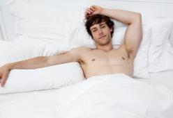 Gel al testosterone per lui: migliora le prestazioni a letto ma danneggia il cervello

