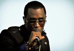 Puff Diddy, la cuoca lo accusa: "Dovevo dargli da mangiare mentre faceva sesso"