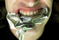 Inghiotte 9000 dollari in banconote per vendetta contro l'ex