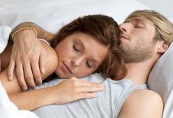 Notti insonni? Arriva la coperta che simula l'abbraccio!