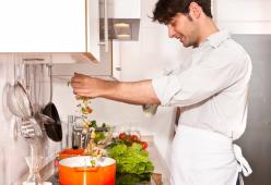 Cucina che passione! Gli italiani passano almeno un’ora e mezza al giorno ai fornelli