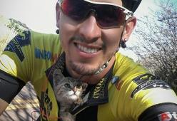Ciclista salva gattino e viene ricoperto di baci: il video