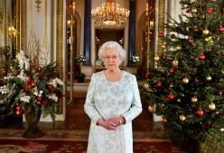 Ecco cosa regala a Natale la Regina Elisabetta alla famiglia e allo staff reale