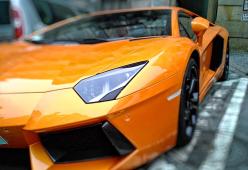 Video: le supercar fanno rumore, i poliziotti le bloccano