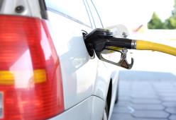 Rincaro della benzina per Pasqua: anche 4 euro in più per un pieno