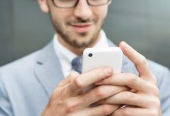 Lo smartphone fa male al pollice, lo spiega una ricerca
