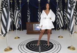 Rihanna risponde (con ironia) a chi le dà della grassa