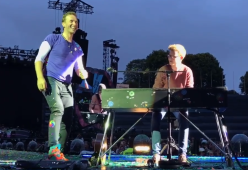 I Coldplay invitano un fan a suonare sul palco. E lui li stupisce