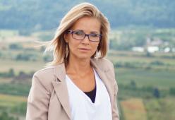Si finge cieca per 28 anni: “ero stanca di incontrare gente per strada e fermarmi a salutare”
