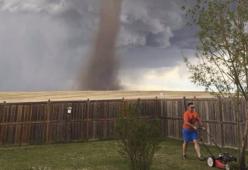 Tornado in arrivo, ma lui non smette di tagliare l’erba 