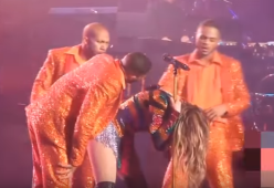 Jennifer Lopez rimane bloccata sul palco: colpo della strega o mossa di ballo?