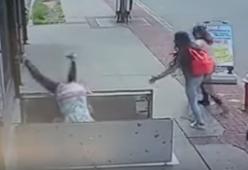 Video: distratta dal cellulare cade rovinosamente in una buca, ferita
