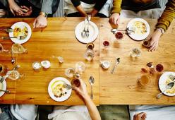 La pausa pranzo? Da oggi è social, in compagnia di sconosciuti che cucinano per noi