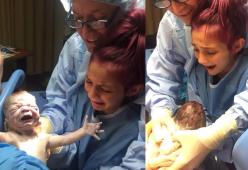 A soli 12 anni assiste al parto della madre: le sue foto fanno il giro del web