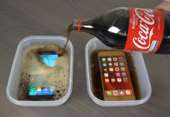 Video: Samsung Galaxy S7 Edge vs iPhone 6S Plus. Chi resiste immerso nella Coca Cola, in freezer?