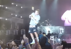 Justin Bieber non canta "Despacito", un fan gli lancia una bottiglia e lo sfiora