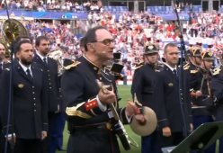 Tifosi francesi e inglesi cantano insieme "Don't Look Back in Anger"